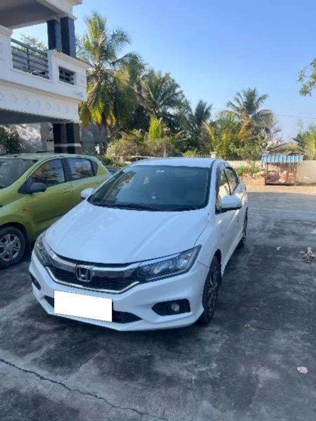 https://images10.gaadi.com/usedcar_image/4378036/original/processed_16fc9396-eb6b-43cd-8e23-993735cdc4d9.jpeg?imwidth=6402