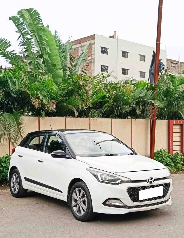 https://images10.gaadi.com/usedcar_image/4378124/original/processed_7d861ab04dbb88e60ccb0e956927f51e.jpg?imwidth=6400