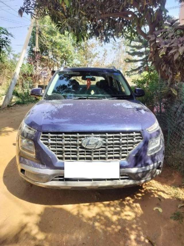 https://images10.gaadi.com/usedcar_image/4378224/original/processed_e7830761-46ee-42cc-a32a-57f763207236.jpg?imwidth=6400