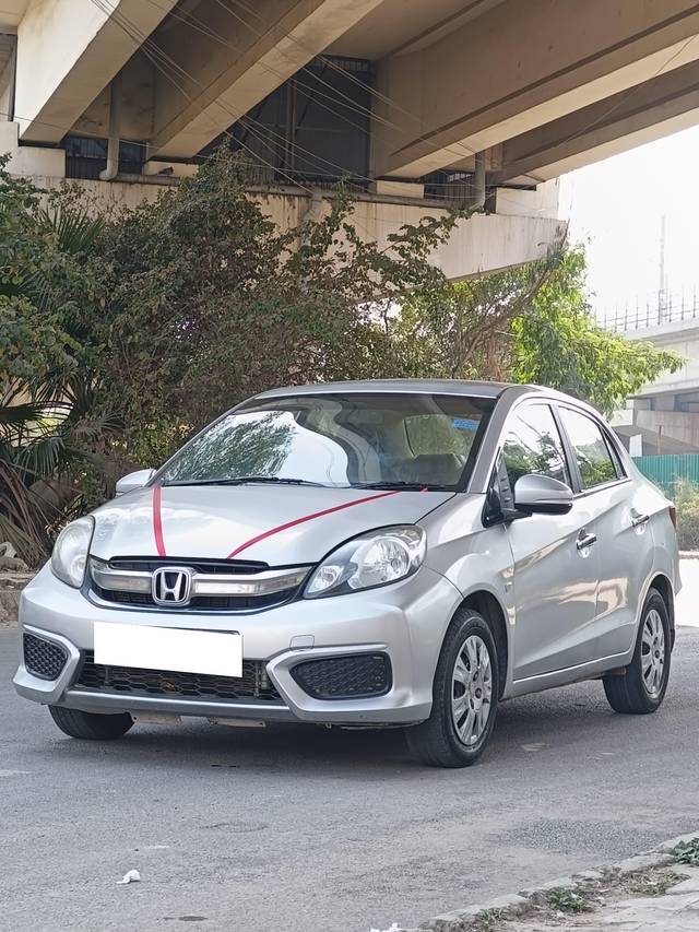 https://images10.gaadi.com/usedcar_image/4378374/original/processed_0dbfffe127b76d30375e20fa9e112841.jpg?imwidth=6400