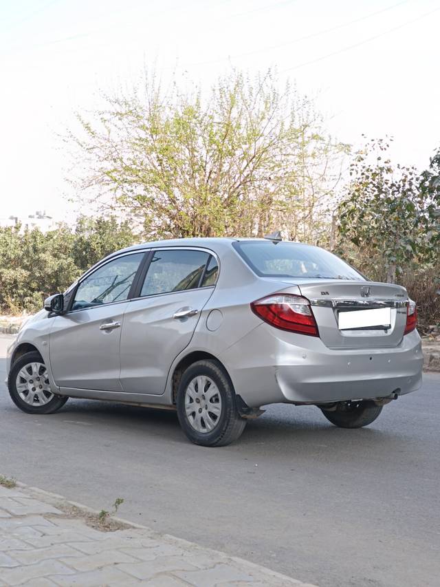 https://images10.gaadi.com/usedcar_image/4378374/original/processed_6ee2574455123b64be4f2f29a21efde7.jpg?imwidth=6402