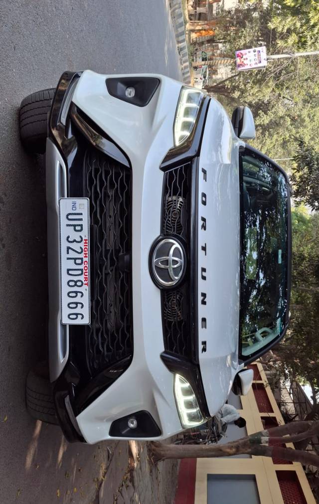 https://images10.gaadi.com/usedcar_image/4378901/original/dd0c43ed42b20bb98b986894f265f118.jpg?imwidth=6402