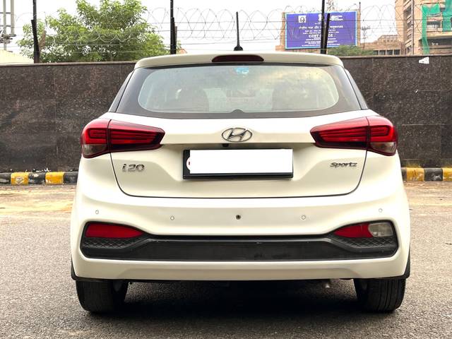 https://images10.gaadi.com/usedcar_image/4379164/original/processed_a74cc2db028723f9b232dc6f3f55e5d9.jpg?imwidth=6402