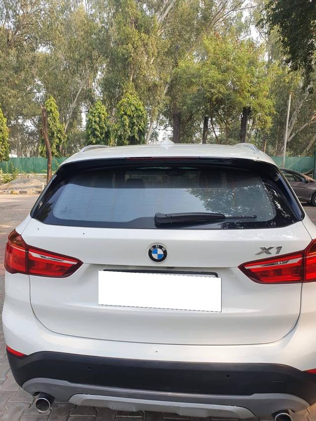 https://images10.gaadi.com/usedcar_image/4379307/original/processed_23860cee3b6ec31fbb55de4bec2055e3.jpg?imwidth=6401