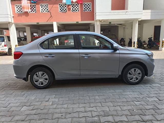 https://images10.gaadi.com/usedcar_image/4379334/original/24d64f005642ded531541d1fab255cc5.jpg?imwidth=6401