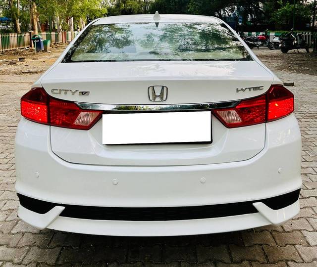 https://images10.gaadi.com/usedcar_image/4379358/original/processed_aa13ed37f429506a76361acb8f760997.jpg?imwidth=6401