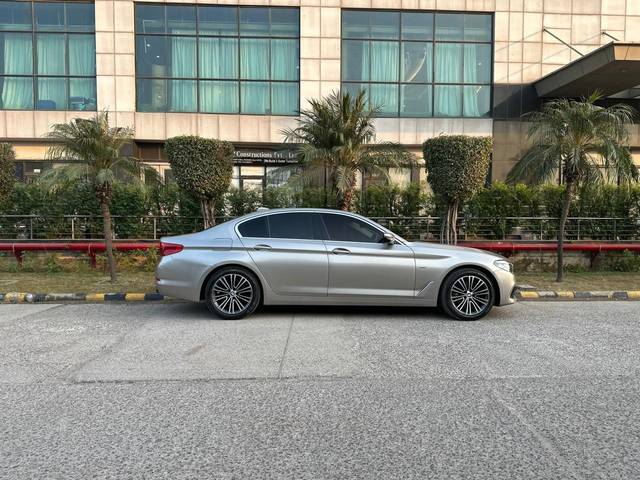 https://images10.gaadi.com/usedcar_image/4379487/original/processed_a56d9add418a4e9e4e94160654966957.jpg?imwidth=6401