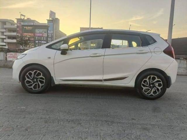 https://images10.gaadi.com/usedcar_image/4379574/original/processed_85e2aae71fa23890410167bc5e7ef0ff.jpg?imwidth=6402