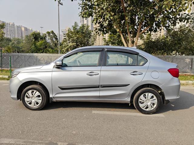 https://images10.gaadi.com/usedcar_image/4379585/original/75dfc5e91b03e21043923fe4140c2be7.jpg?imwidth=6402