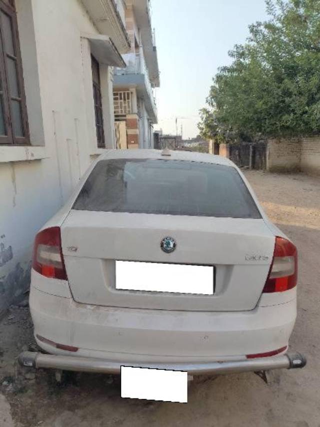 https://images10.gaadi.com/usedcar_image/4379852/original/processed_c3eb24d9-7507-4170-9553-d8736ff59ae3.jpg?imwidth=6402