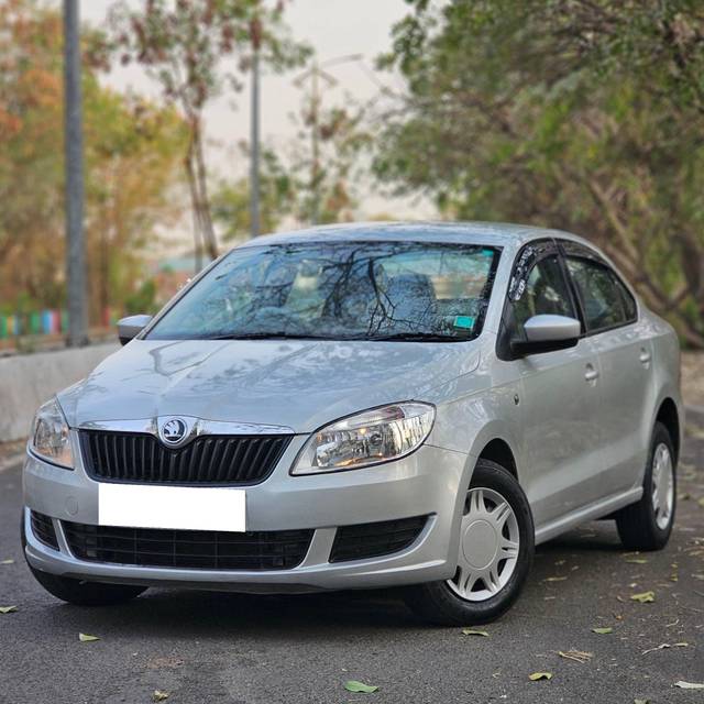 https://images10.gaadi.com/usedcar_image/4379890/original/processed_8856ded0db2f1f06db6bfa34a5f1f206.jpg?imwidth=6402