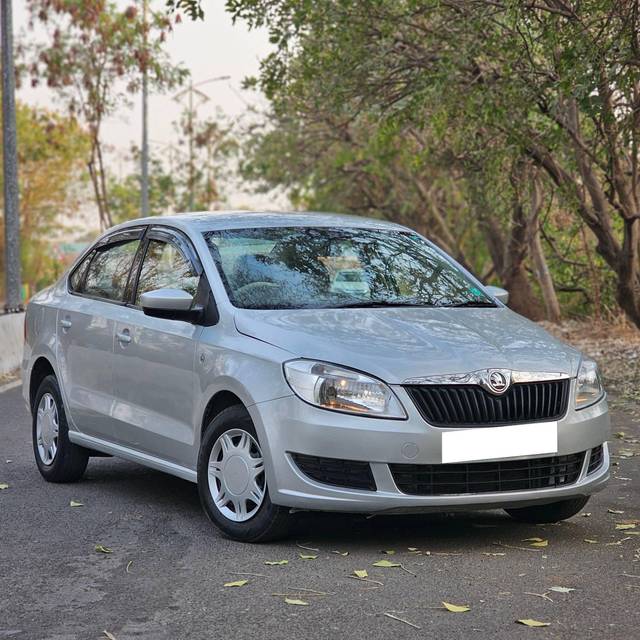 https://images10.gaadi.com/usedcar_image/4379890/original/processed_99e1270cbe8522e9c959c494f13649d3.jpg?imwidth=6400