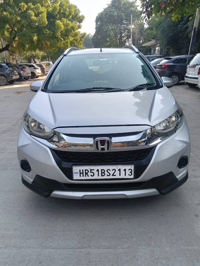 https://images10.gaadi.com/usedcar_image/4379923/original/ee910b48b7c41da5a0a61a5b06e38297.jpg?imwidth=6400