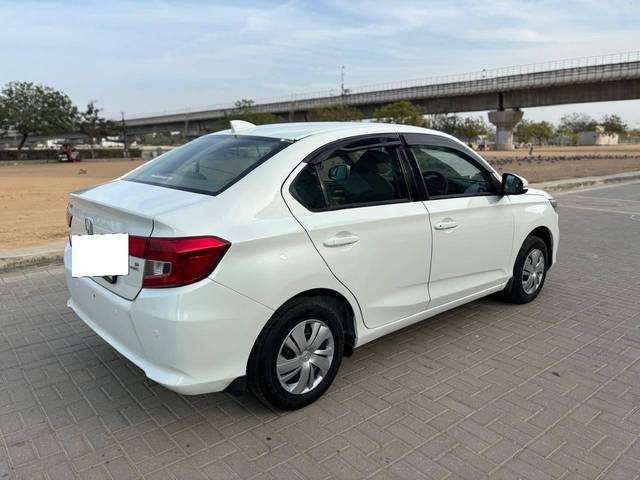 https://images10.gaadi.com/usedcar_image/4379940/original/processed_58d7065bebb8f20705535f6803c63783.jpg?imwidth=6402