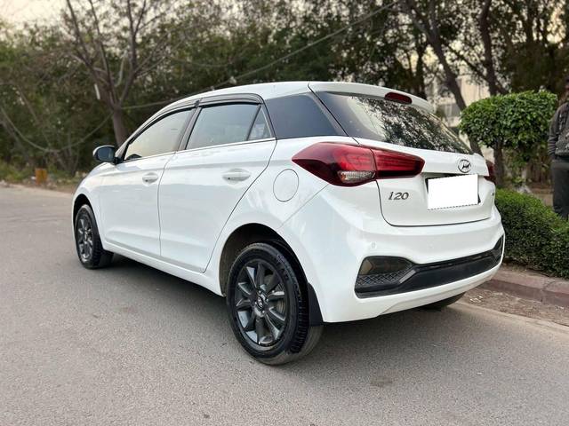 https://images10.gaadi.com/usedcar_image/4380029/original/processed_40207108-badd-422e-b133-2e0aa2402ec7.jpg?imwidth=6402