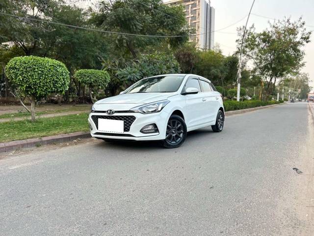 https://images10.gaadi.com/usedcar_image/4380029/original/processed_f6be0c95-f06f-4b15-b998-8613215aa749.jpg?imwidth=6400