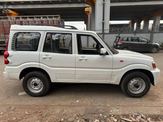 https://images10.gaadi.com/usedcar_image/4380044/original/processed_0a8ff6dea7e2abcc0188ae62efaa4b62.jpeg?imwidth=6401