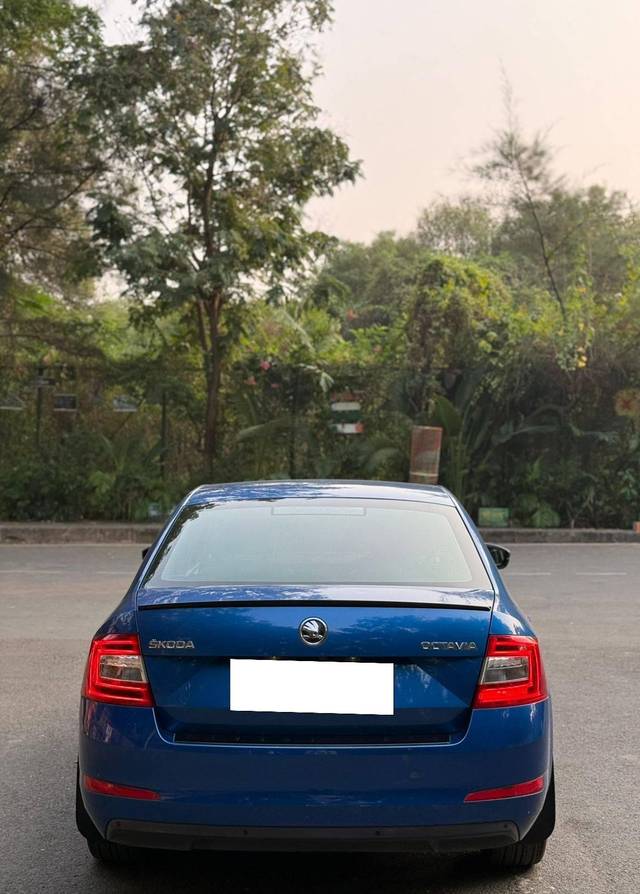 https://images10.gaadi.com/usedcar_image/4380146/original/processed_cef92856e91f4c23417e082325d705e9.jpg?imwidth=6402