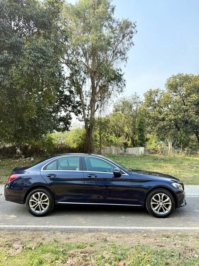 https://images10.gaadi.com/usedcar_image/4382106/original/b6a9ebd1a067b5143e6b7b641896a7cb.jpg?imwidth=6402