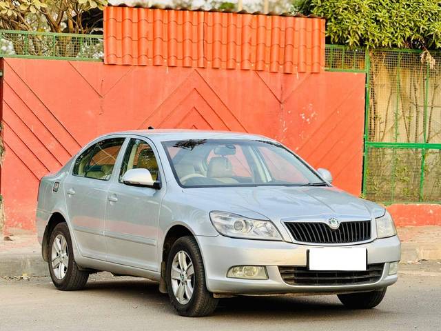 https://images10.gaadi.com/usedcar_image/4382230/original/processed_00c42938160afd3a9843fc90830c5ab5.jpg?imwidth=6400