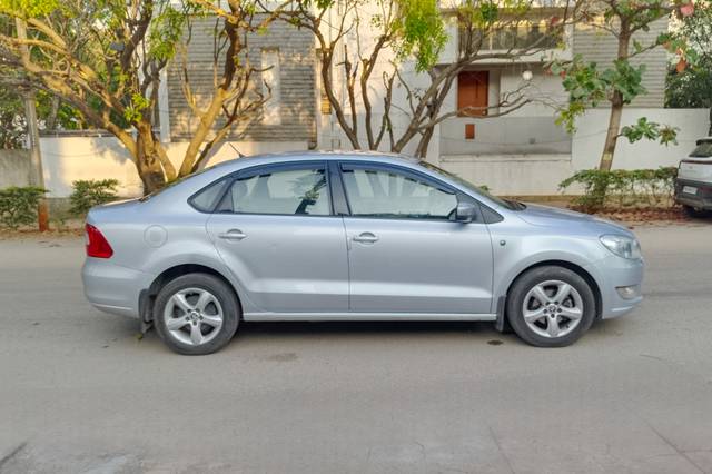 https://images10.gaadi.com/usedcar_image/4382760/original/6324af9a47f6b15088ff36ed22712127.jpg?imwidth=6401