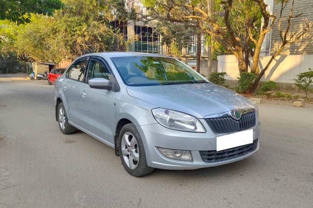 https://images10.gaadi.com/usedcar_image/4382760/original/processed_8080f6625b386274a1ae11bfe4865a8d.jpg?imwidth=6400