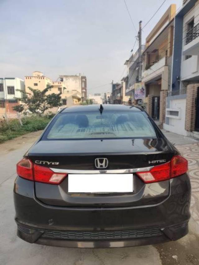 https://images10.gaadi.com/usedcar_image/4382912/original/processed_5f78d70b-c1ca-4612-b225-329172b65cc1.jpeg?imwidth=6401