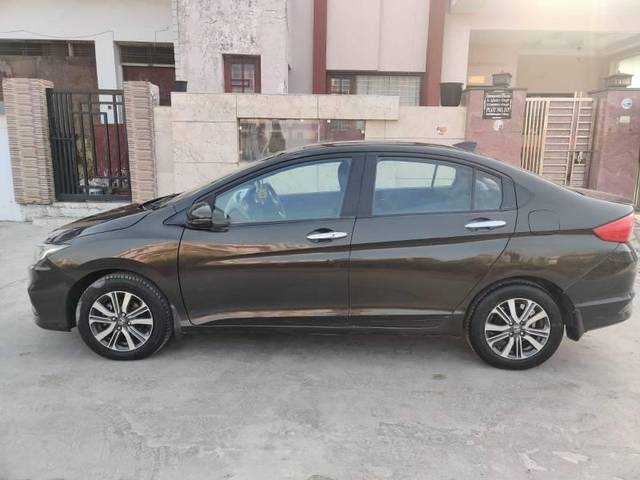 https://images10.gaadi.com/usedcar_image/4382912/original/processed_b822313b-47d8-40de-bf96-836da6685345.jpeg?imwidth=6402