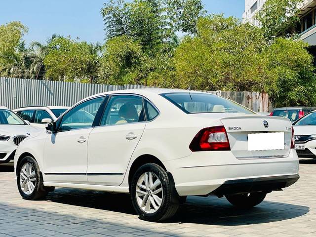 https://images10.gaadi.com/usedcar_image/4382977/original/processed_216cdbd70dd0b54cb5276aae6a65c7c8.jpg?imwidth=6402