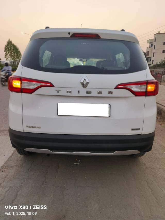 https://images10.gaadi.com/usedcar_image/4383112/original/processed_c127c46aab53bf2ba6f30ce08cc0919a.jpg?imwidth=6401