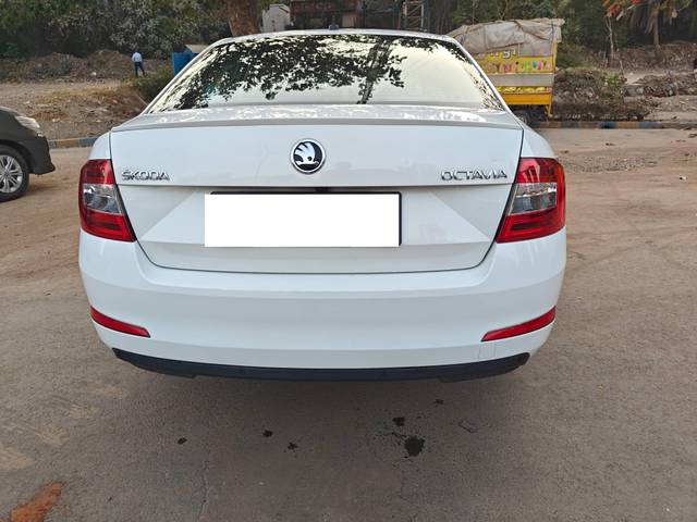 https://images10.gaadi.com/usedcar_image/4383124/original/processed_ca2f026b762f5f1f906701c1727969b1.jpg?imwidth=6402