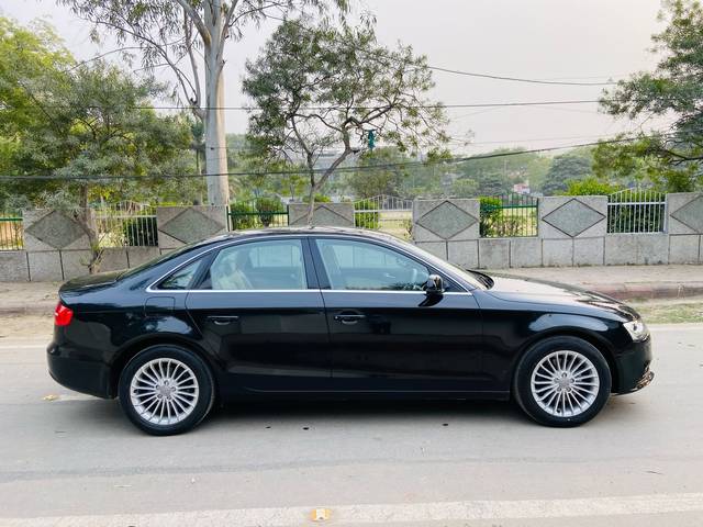 https://images10.gaadi.com/usedcar_image/4383125/original/d2ee5949ee807efae34ee427a835bbc3.jpg?imwidth=6401