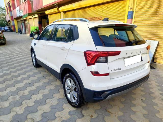 https://images10.gaadi.com/usedcar_image/4383329/original/processed_0e8afd8ce838324ca27236ccf3cd97cb.jpeg?imwidth=6402