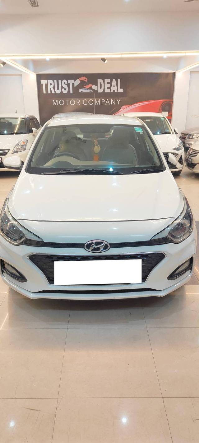 https://images10.gaadi.com/usedcar_image/4383639/original/processed_b2b0f4dd9f9eae0dbce55d65b037d579.jpg?imwidth=6400