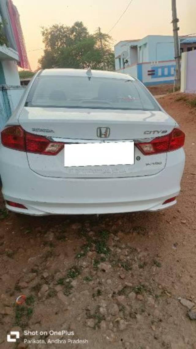 https://images10.gaadi.com/usedcar_image/4383861/original/processed_6f2dc27c-00ea-453d-9c7a-72b4345c8186.jpg?imwidth=6402