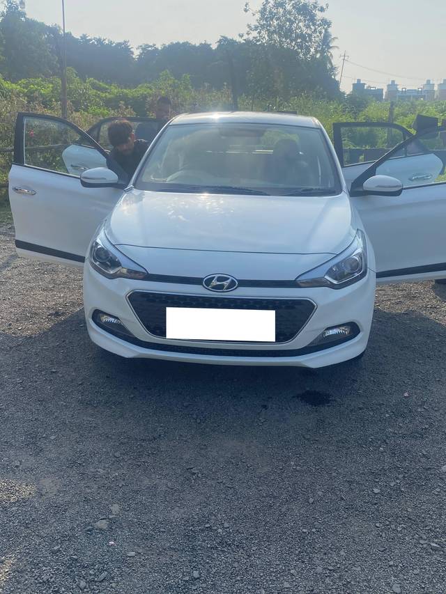 https://images10.gaadi.com/usedcar_image/4384112/original/processed_20ccd88d-1783-47e5-b592-6d4616445010.jpeg?imwidth=6400