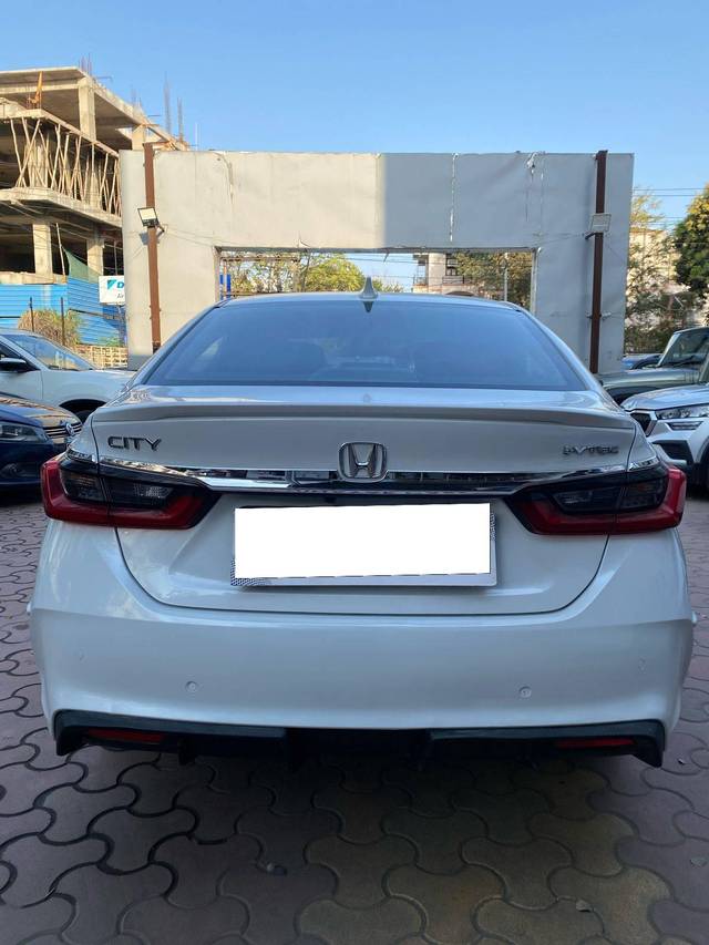 https://images10.gaadi.com/usedcar_image/4384123/original/processed_9a1dd7dc8969cec48b14b78504e7e5a3.jpg?imwidth=6402