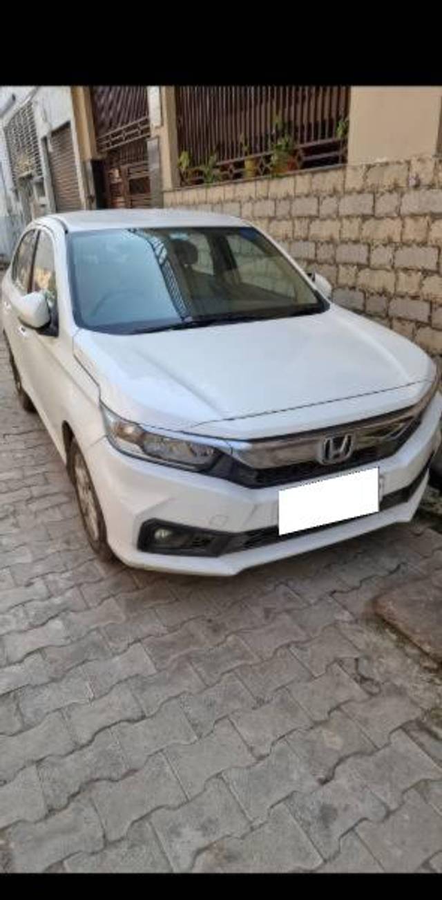 https://images10.gaadi.com/usedcar_image/4384238/original/processed_ee4ceac9-b15a-40bd-96d7-5a21b025c838.jpg?imwidth=6400