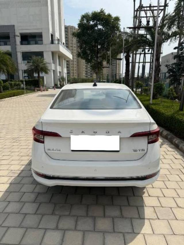 https://images10.gaadi.com/usedcar_image/4384464/original/processed_bca6c1a0-3569-4b7f-9b3a-a61c69ff2967.jpeg?imwidth=6401