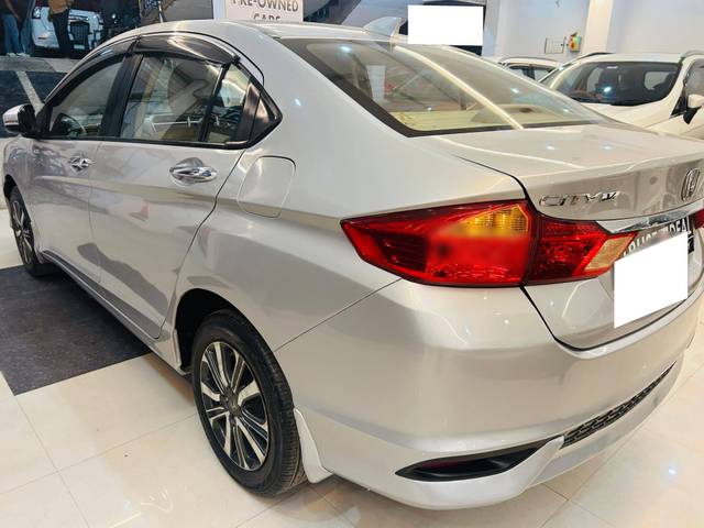 https://images10.gaadi.com/usedcar_image/4384554/original/processed_251453e8a3089da3076b82ea421152a0.jpg?imwidth=6402