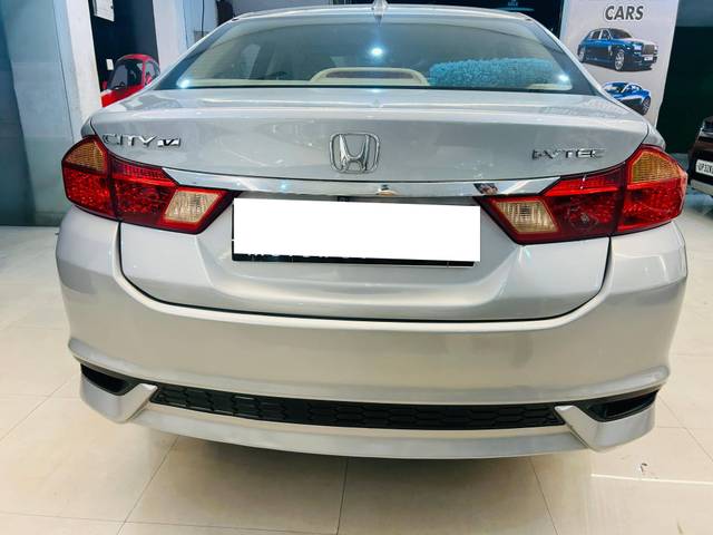 https://images10.gaadi.com/usedcar_image/4384554/original/processed_e05affecfb2e9ae189dd26ce7e7ba7b3.jpg?imwidth=6401