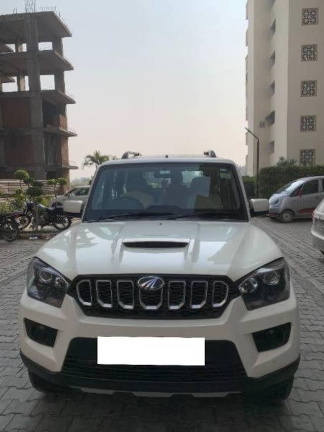 https://images10.gaadi.com/usedcar_image/4384564/original/processed_9cdb7226-a1e5-4536-b0e0-20519855ef41.jpg?imwidth=6400