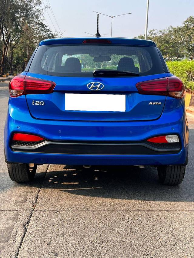 https://images10.gaadi.com/usedcar_image/4384671/original/processed_3ceb4d6445cea683452154f755cb1053.jpeg?imwidth=6402