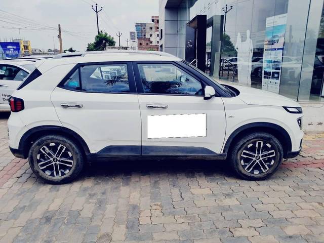 https://images10.gaadi.com/usedcar_image/4384806/original/processed_5621e7478793b56d50c7aa1151a85383.jpg?imwidth=6401