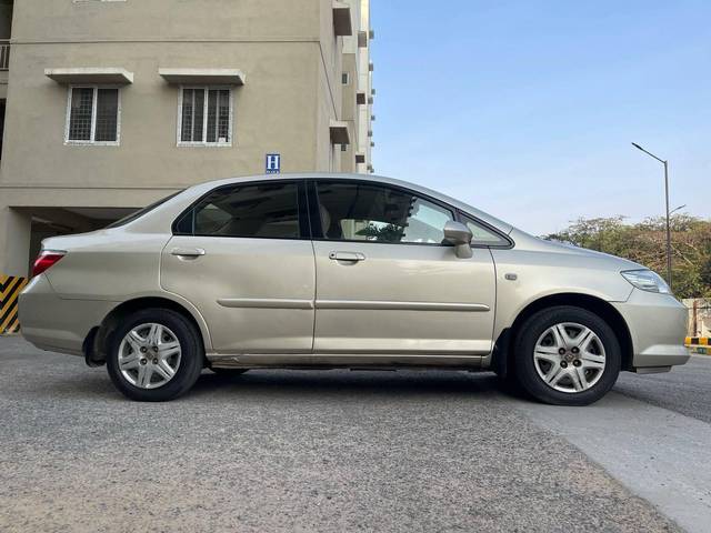 https://images10.gaadi.com/usedcar_image/4385167/original/processed_c982d9e32425aaad9d1d090d3598a3aa.jpg?imwidth=6401