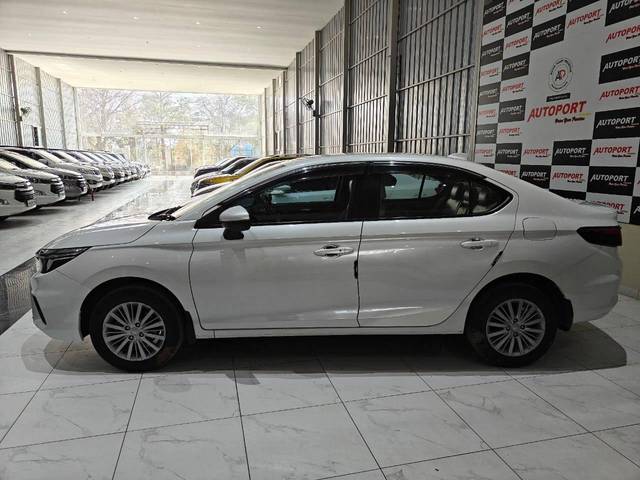 https://images10.gaadi.com/usedcar_image/4385324/original/processed_2ea96eaf5cb9d18f1ee39f05e231548f.jpg?imwidth=6402