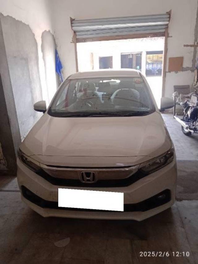 https://images10.gaadi.com/usedcar_image/4385678/original/processed_5a84f8a6-d98e-4d57-adc6-f50142ce0035.jpg?imwidth=6400