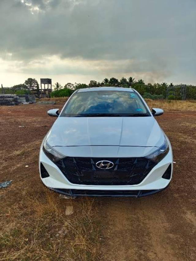 https://images10.gaadi.com/usedcar_image/4385805/original/processed_661daab1-9131-4506-88ff-57ced4f27c6f.jpg?imwidth=6400