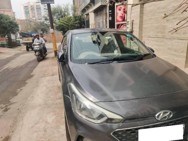 https://images10.gaadi.com/usedcar_image/4386004/original/processed_74443fe3-eee0-46a2-be10-f843000fd855.jpg?imwidth=6400