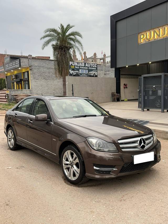 https://images10.gaadi.com/usedcar_image/4386426/original/processed_9652dc10e029d78678f60a4b63a58585.jpg?imwidth=6400